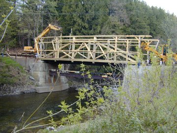 Trusses moved over
the river. Photo by Joe Nelson, May 9, 2002