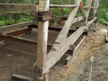 Greenbanks Hollow Bridge. Photo by Mert Leonard, Aug 4,
2002.