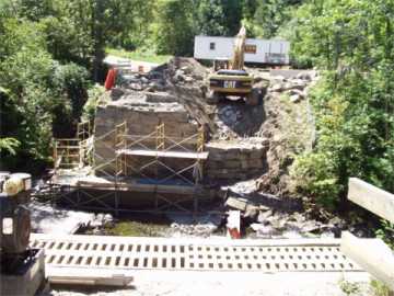 Greenbanks Hollow Bridge. Photo by Mert Leonard, Aug 31,
2002.