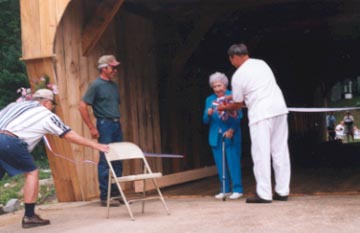 Alona Litwick cuts the ribbon. Photo by
Jackie Higgins, July 22, 2000