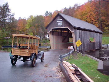 The Lincoln Gap Bridge in Warren before
ceremony. Photo by David Guay, October 6, 2000