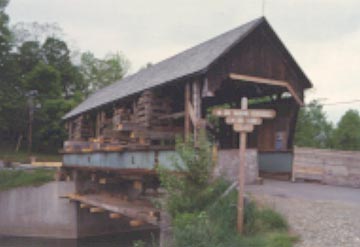 Warren's Lincoln Gap Bridge raised for
repairs. Photo by Joe Nelson, July 5, 2000.